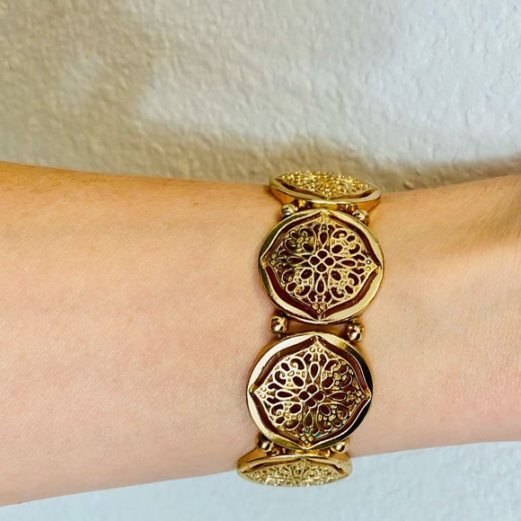 Gold tone medallion stretch bracelet - Picture 3 of 4